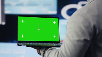 afrikansk amerikan entreprenör användningar kopia Plats på bärbar dator och undersöker instrumentpaneler, säkerställa analys och prestanda metrik med kpi modeller. förvaltning beslut för innovation. kamera b. video