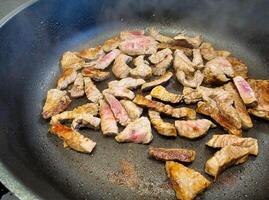 sliced beef in a pan photo