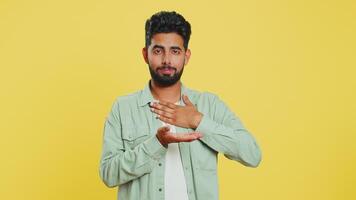 bisogno alcuni Di più, per favore dare me. indiano uomo mostrando un' poco po gesto con scettico Sorridi mostrando minimo cartello, misurazione piccolo taglia, accattonaggio aiuto. arabo tipo isolato su giallo studio sfondo video