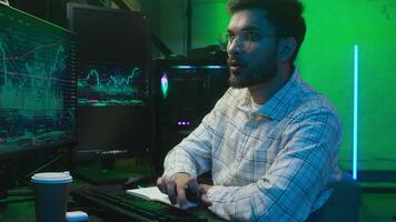 indiano árabe homem homem de negocios programador hacker isto especialista o negócio masculino étnico cara estúdio casa codificador comerciante escrevendo notas código em formação dados olhando computador monitor pc trabalhador escrever analisando video