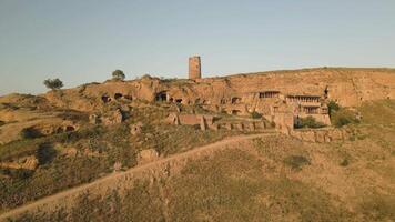 antenn se natlismtsemeli kloster komplex ristade in i klippor, medeltida georgiansk ortodox arkitektur i avlägsen kakheti kullar. del av David gareja kloster- komplex video