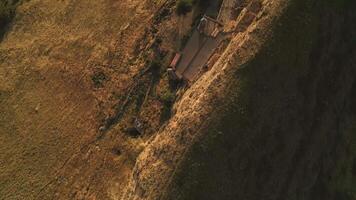 antenn topp se natlismtsemeli kloster komplex ristade in i klippor, medeltida georgiansk ortodox arkitektur i avlägsen kakheti kullar. del av David gareja kloster- komplex video