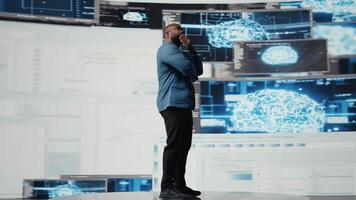 africano americano engenheiro analisando programação língua para automação, dados Ciência com uma futurista interface atrás ele. masculino tecnologia profissional prospera com ai e código trechos. Câmera uma. video