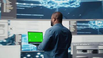 Preto engenheiro trabalho em binário código com croma chave em computador portátil, refletindo a mentalidade do uma tecnologia mundo. inovação cubo com programação línguas e desenvolvimento ferramentas, codificação vida. Câmera uma. video