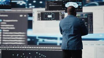 africano americano desenvolvedor trabalhando dentro uma cyber meio Ambiente com ai programação língua e dados Ciência. técnico simboliza código desenvolvimento, automação para inovação. tecnologia mundo. Câmera uma. video