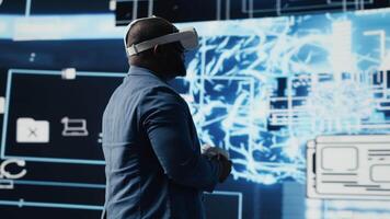 afrikanisch amerikanisch Ingenieur Arbeiten auf Maschine Lernen mit virtuell Wirklichkeit Werkzeug, Umsetzung Modelle und intelligent Systeme über neural Netzwerke. Programmierung und Wolke Rechnen. Kamera b. video