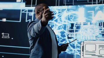 africain américain il expert hébergement une présentation avec ai systèmes pour le public, parlant sur microphone à propos Les données visualisation et machine apprentissage algorithmes. Publique Parlant concept. caméra b. video