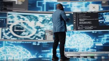 dentro uma futurista digital área de trabalho, Preto desenvolvedor programação Programas e explora código trechos. tecnologia profissional incorpora inovação, cíber segurança, automação e desenvolvimento. Câmera uma. video