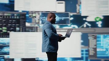 Preto isto engenheiro trabalhando dentro uma digital meio Ambiente com programação língua e dados Ciência algoritmo. especialista avaliações código desenvolvimento, automação e inovação. codificação vida. Câmera uma. video
