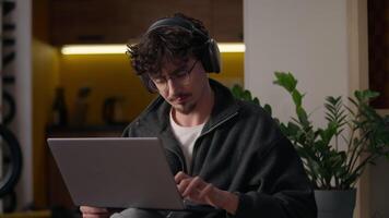 pensativo caucasiano cara hipster usando computador portátil computador comprando bens conectados às casa masculino trabalhador autonomo empreendedor pensando decidir solução homem consumidor digitando pc rede do utilizador corretor programação controlo remoto trabalho video
