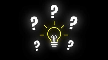 animação do uma amarelo luz lâmpada cercado de branco questão marcas. representa debate, Ideias, inovação, e Solução de problemas conceitos. alfa canal video