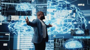 negro eso técnico hospedaje un En Vivo presentación para artificial inteligencia sistemas, ofrecimiento visión en profético analítica y automatización. masculino público altavoz a ai convención. cámara una. video