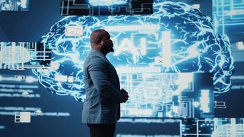 afrikanisch amerikanisch Kerl Bewertungen Clever Technik ai Systeme zu interagieren mit kybernetisch Plattformen und ai Schnittstellen, Darstellen das Integration von Maschine Lernen und vorausschauend Analytik. Kamera a. video