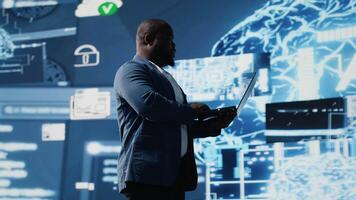 Digital Konzept von afrikanisch amerikanisch Ingenieur erkunden künstlich Intelligenz, präsentieren tief Lernen Algorithmen, hoch Technik neural Netzwerke und futuristisch Daten Strukturen. Kamera b. video