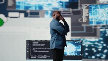 Preto Programas desenvolvedor imerso dentro código desenvolvimento, estudando programação língua para inovação e dados Ciência. codificação vida com digital interfaces e terminal janela. Câmera uma. video