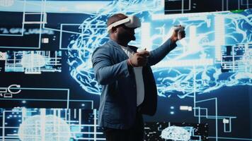 afrikanisch amerikanisch Ingenieur Arbeiten auf Maschine Lernen mit virtuell Wirklichkeit Werkzeug, Umsetzung Modelle und intelligent Systeme über neural Netzwerke. Programmierung und Wolke Rechnen. Kamera a. video