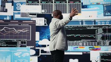 svart entreprenör tänkande handla om en ny utsprång till öka inkomst, utvärdera infographics och finansiell rapporter med digital tech verktyg och analyser. Framgång och utveckling. kamera a. video