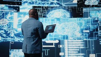 modern afrikansk amerikan specialist Arbetar i ai data visualisering miljö, illustrerar dator vetenskap och automatisering verktyg för maskin inlärning, neuralt nät system. kamera a. video