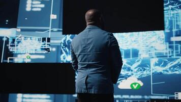 zwart het professioneel codering voor futuristische ai hersenen blauwdrukken in de achtergrond, reflecterend ai Onderzoek door neurale netwerken en diep aan het leren platformen. algoritmisch denken. camera a. video