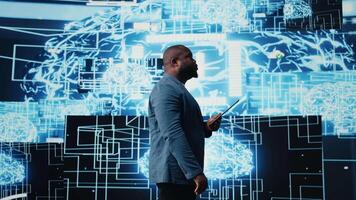 jovem Preto técnico revendo ai dados visualização e neural redes plataformas, inteligente tecnologia ciberespaço sistemas. estudos máquina aprendizado, nuvem Informática e algoritmos Câmera uma. video