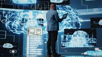 afrikansk amerikan tech expert- Arbetar med ai etik och neuralt nätverk, virtuell intelligens hjärna verktyg för maskin inlärning system. algoritmiska tänkande utveckling på instrumentbräda. kamera a. video