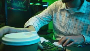 pensativo caucasiano homem profissional Programas engenheiro cara masculino codificador programador criptografia especialista bebendo café local de trabalho olhando computador pensando ponderando criando Inovativa digital inscrição video