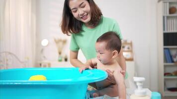 When mom gives the baby a bath, he enjoys it video