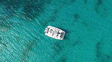 ascendente sobre catamarã e Claro água às morto do homem praia, Peter ilha, bvi video