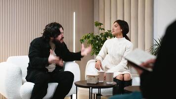 multirracial casal discutindo seus problemas às uma aconselhamento sessão com uma psicólogo. conceito do psicológico Apoio, suporte dentro resolução família problemas e melhorando relacionamentos video