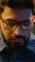 indiano homem dentro óculos étnico homem de negocios o negócio cara programador comerciante vestem Óculos reflexão computador tela negociação codificação masculino olhos visão olhando às Câmera profissional hacker corretor escritório video