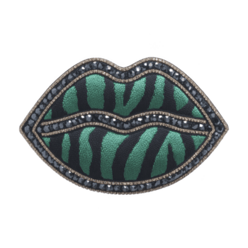 décoratif pièce dans forme de lèvres Caractéristiques frappant vert et noir zèbre modèle avec pétillant strass accents, création audacieux et élégant accessoire png