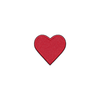 vibrerande röd hjärta lappa med texturerad tyg utseende, symboliserar kärlek och tillgivenhet. hjärta är centrerad på enkel bakgrund, framställning den stå ut png