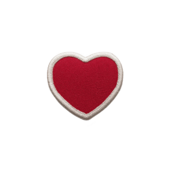 rosso cuore sagomato tessuto toppa con bianca confine, simboleggiante amore e affetto. toppa è isolato su trasparenza sfondo, evidenziazione suo vivace colore e dettagliato Cucitura png