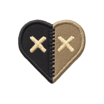 hjärta formad broderad lappa funktioner dela design med ett halv i svart och Övrig i beige, varje sida Utsmyckad med x symbol. söm detalj lägger till textur och kontrast png