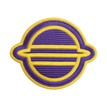 esta caracteristicas circular bordado parche con púrpura y amarillo diseño parecido a planeta con anillos, conjunto en contra transparencia antecedentes. parche tiene vibrante y negrita apariencia.planeta parche con png
