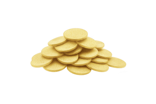 mucchio di brillante oro monete impilati nel piramide forma, simboleggiante ricchezza e prosperità. monete avere strutturato superficie, riflettendo leggero e la creazione di senso di abbondanza png