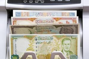 Old Syrian Pound in the counting machine photo