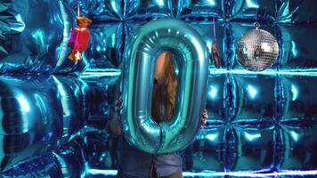 número 0 0 azul balão jovem mulher sorridente atrás video