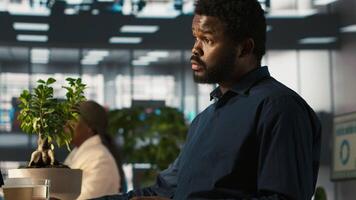 dipendente nel ufficio ricevente progetto lavoro d'ufficio a partire dal gestione, di partenza opera su nuovo progetto. manager dando compiti per lavoratore, fornire necessario documenti cartella, telecamera un' video