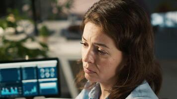 trabajador en oficina que cae dormido a computadora escritorio mientras analizando negocio actuación métrica. agotado mujer dormitando apagado mientras revisando financiero cartas a trabajar, cámara un video