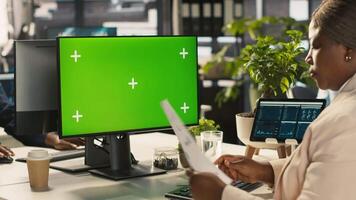 anställd på arbete använder sig av isolerat skärm pc visa till Avsluta projekt uppgifter. afrikansk amerikan kontor kontorist i arbetsplats läsning data statistik på attrapp dator övervaka, kamera en video