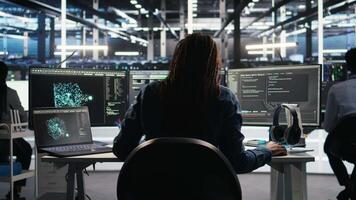 verticale irrité Les données centre ingénieur perforation bureau, agacé par Défaillance tandis que en utilisant algorithmes à analyser ensembles de données. furieux serveur centre développeur rage, agacé par dysfonctionnement ai neural les réseaux, caméra une video