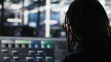 vertical datos centrar sistema administrador utilizando máquina aprendizaje algoritmos a analizar grande conjuntos de datos. servidor granja trabajador utilizando ai neural redes en computadora a reconocer datos patrones, cámara si video