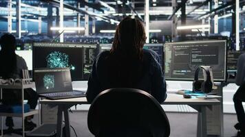 enojado servidor cubo desarrollador frustrado por lento datos analítica ai generador. irritado datos centrar trabajador puñetazos escritorio, irritado por fallar artificial inteligencia programa demostración sistema métrica, cámara un video