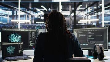 arg server bruka ingenjör frustrerad förbi nod träd system oförmögen till kategorisera ostrukturerad data. galen data Centrum arbetstagare stansning skrivbord, irriterad förbi bugged visuell programmering programvara, kamera en video