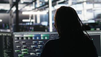 datos centrar ingeniero implementos ai virtualización marcos a optimizar servidor racimos servidor cubo eso profesional haciendo artificial inteligencia profético análisis, cámara si video