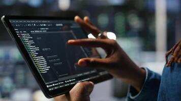 fechar acima do servidor quarto programador verificação codificação em tábua realçando operacional eficiência e reduzindo tempo de inatividade. desenvolvedor verificando programação língua roteiro usava para atualizar engrenagem, Câmera b video