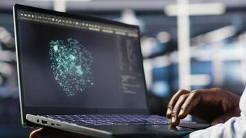 vertical fechar acima do dados Centro admin usando máquina Aprendendo algoritmos em computador portátil para analisar ampla conjuntos de dados. servidor Fazenda trabalhador usando artificial inteligência em caderno para reconhecer dados padrões, Câmera b video