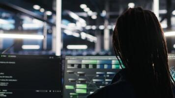 server azienda agricola manager supervisione ingegnere utilizzando nodo albero sistemi per classificare non strutturato dati. dati centro supervisore supervisione esso esperto utilizzando naturale linguaggio in lavorazione Software, telecamera B video