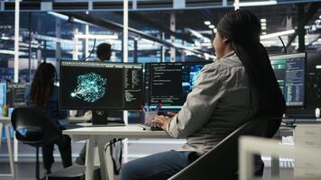 vertikal data Centrum anställd utplacering ai lösningar optimerande Utrustning. server bruka programvara utvecklare applicering artificiell intelligens teknologi minimerande infrastruktur driftstopp, kamera en video